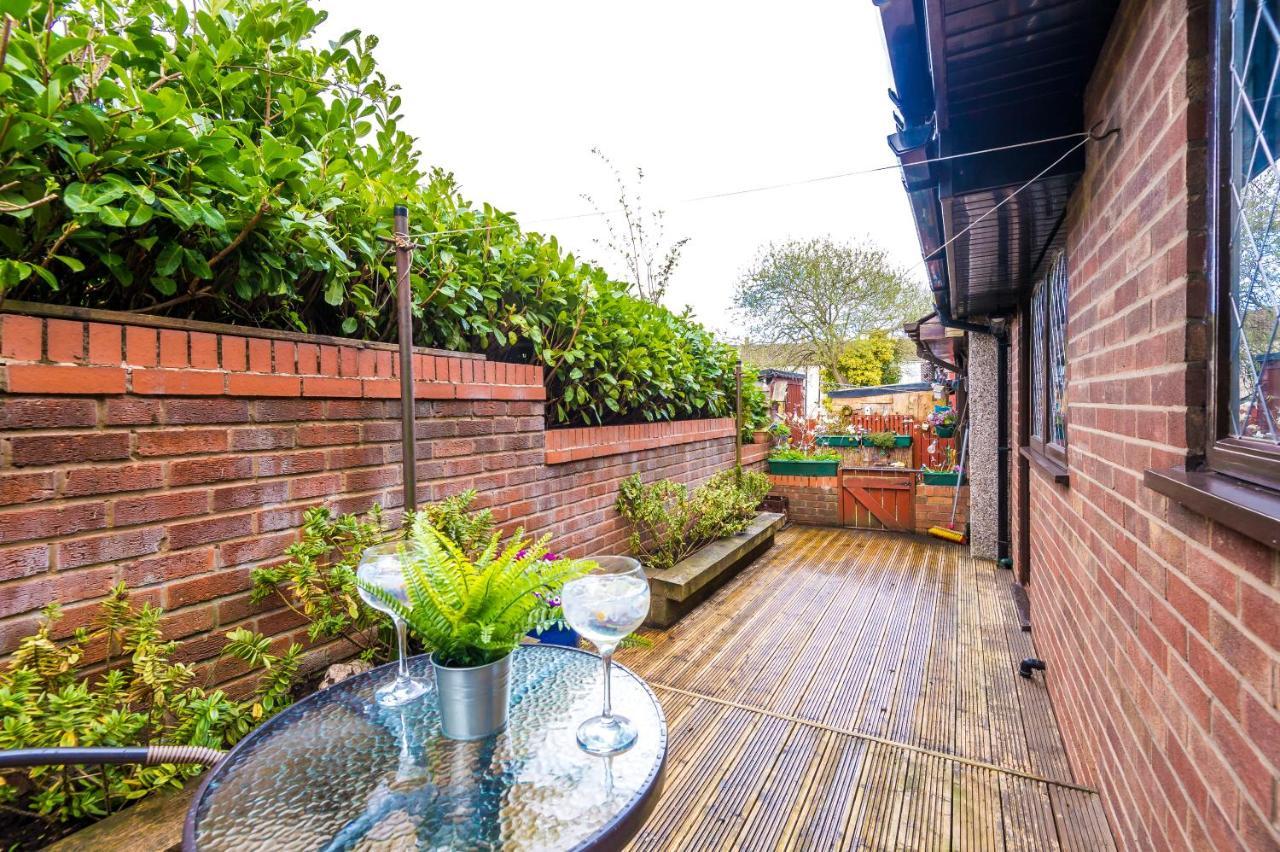 Sunshine Cottage By Happy Sunshine Stay Golborne ภายนอก รูปภาพ