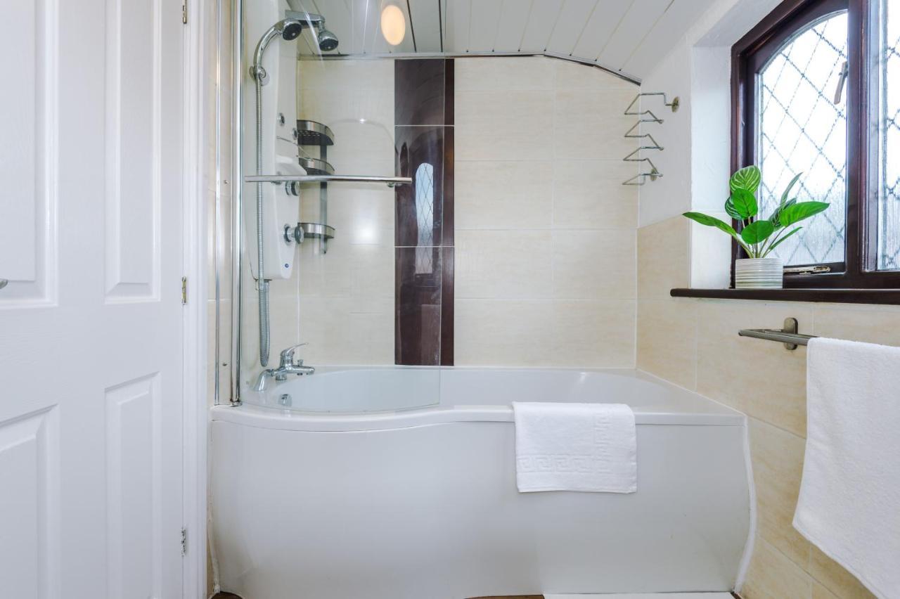 Sunshine Cottage By Happy Sunshine Stay Golborne ภายนอก รูปภาพ